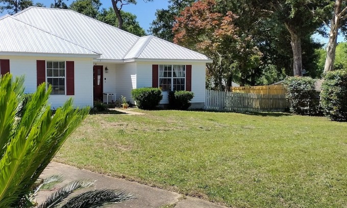 Daphne House | Peaceful,relaxing home. Gentle Dogs ok. Sleeps 5 comfortably.Extended stay rates