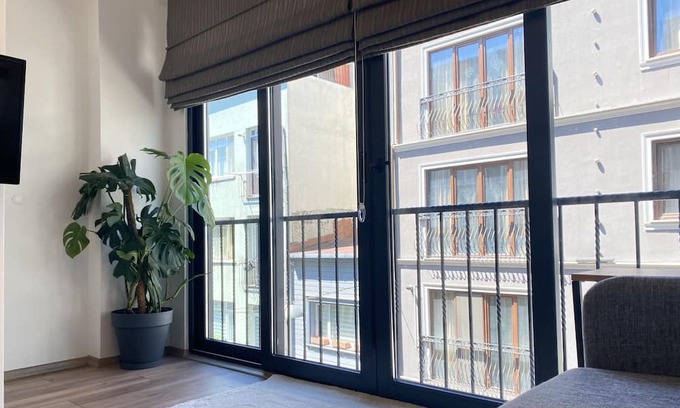 Cihangir Apartment | Cozy Flat w French Balcony 5 min to Istiklal Ave