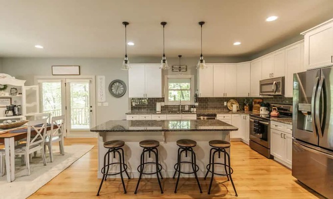 Saluda House | *NEW* Roamin Falls Mountain Getaway!