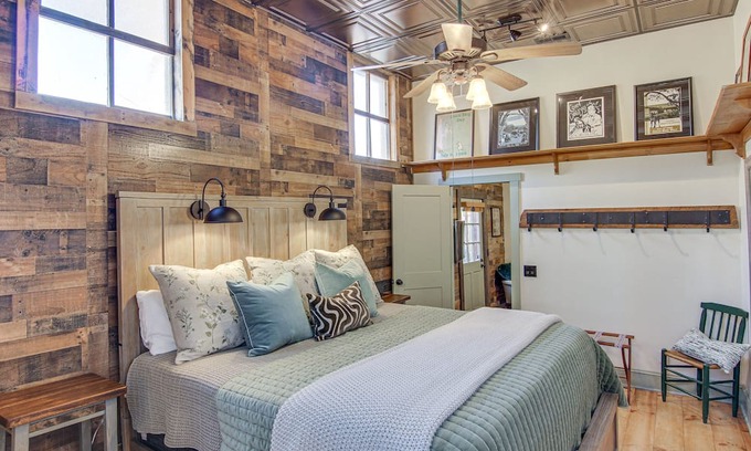 Saluda Apartment | Cozy Downtown Saluda Apartment w/ Deck!