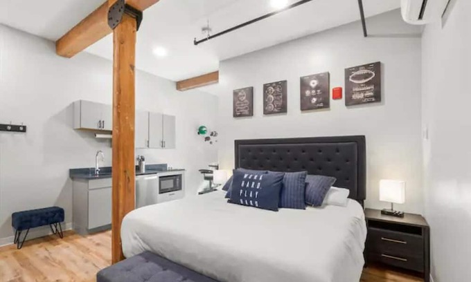 Manchester Apartment | The Press Box - Premium King Bed!