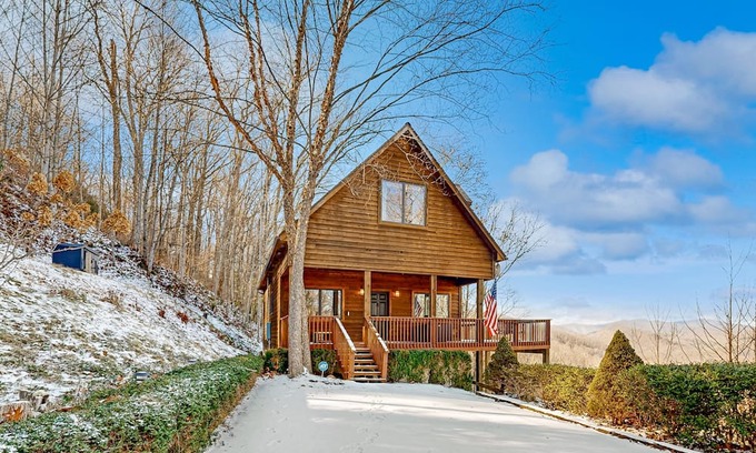 Cullowhee Cabin | Idyllic mountain retreat with breathtaking views & spacious deck - near skiing