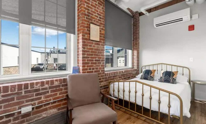 Manchester Apartment | [Pet Friendly] Gatsby's Corner