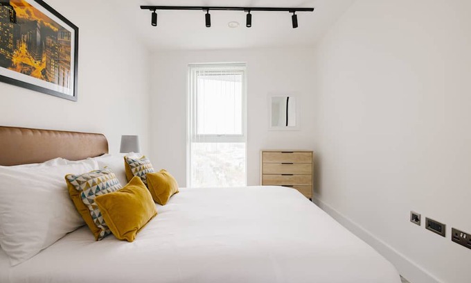 East Acton Apartment | 1-bedroom apartment with far reaching views of London. 10mins to central London.