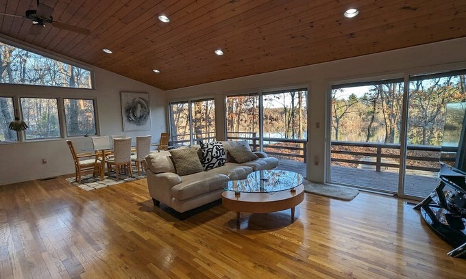Sharon House | Serene Lakefront Pool Home Near Boston and Foxboro Gillette Stadium