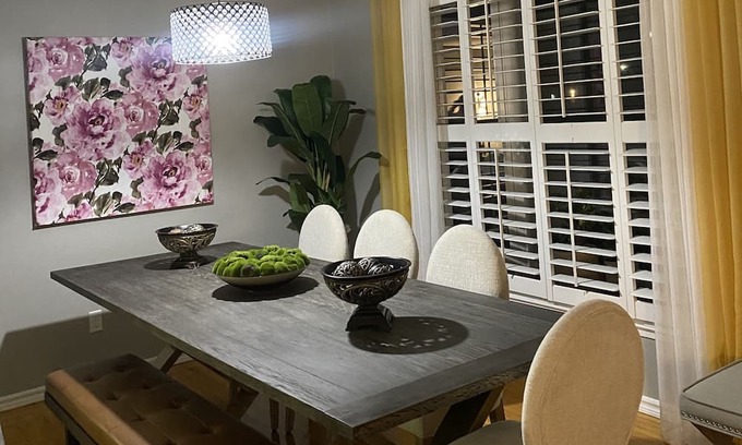 Applewood House | 4 Bedroom Stylish Home 11 min from Toronto Pearson Airport