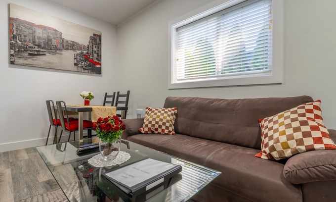 Mill Lake House | Cozy Lakeside 2 Bedroom Suite