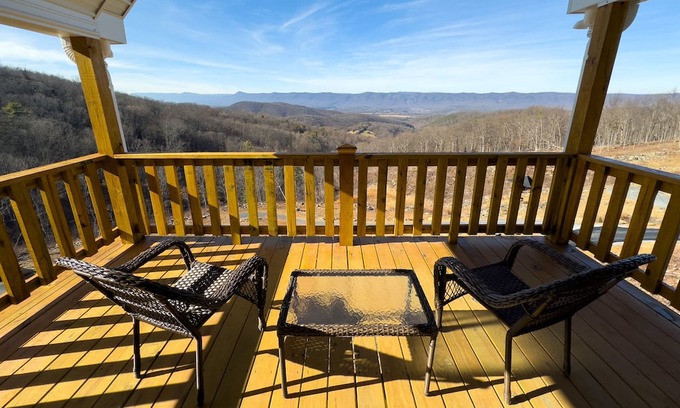 Rileyville House | New -Shenandoah-HotTub-PetFriendly-Secluded-Sleep 12