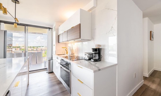 Landmark Apartment | Trendy Landmark 2BR w/ Pool, nr Shopping & Restaurants, by Blueground
