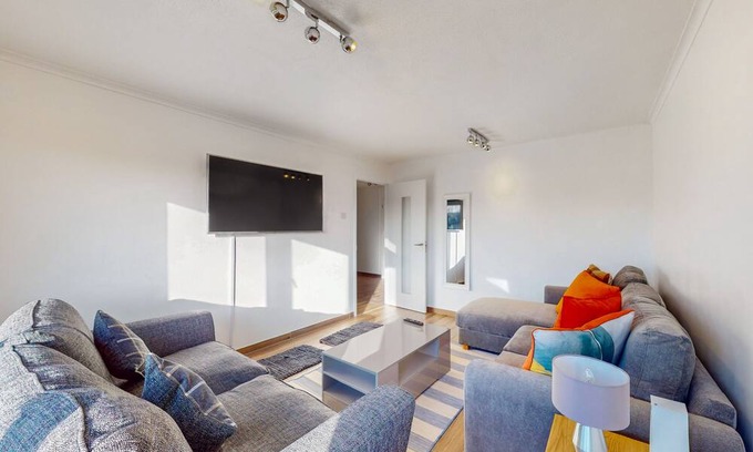 West Ham Apartment | Modern 3 Bed Apartment sleeps 8 near Plaistow Tube Station