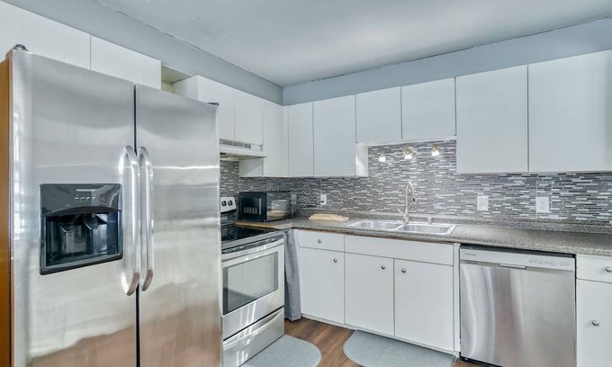 North Greece House | 4-Bed Haven for Nurses: Near Hospitals, Mins to Restaurants & Shops