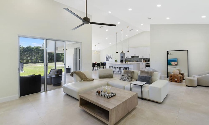 Lake Worth House | Calm Resort Stay Wellington/West Lake Worth