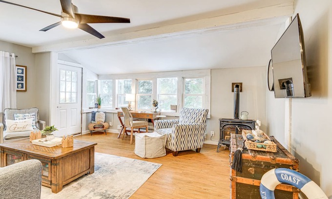 Wolcott Cottage | Cozy East Bay Cottage - Walk to Chimney Bluffs!