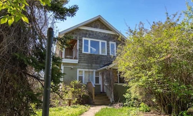 Hinton House | Air Conditioned 5-Br/3-Ba | Private Pool & Hot Tub | Pool Table & Home Theatre