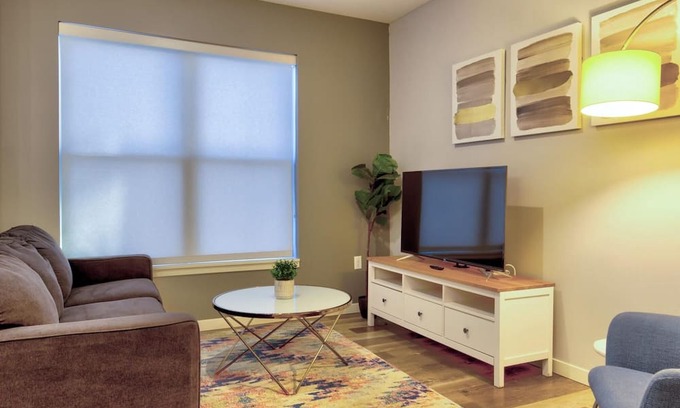 DeBaliviere Place Apartment | St. Louis | Stylish 1BD/1BA Forest Park Apartment
