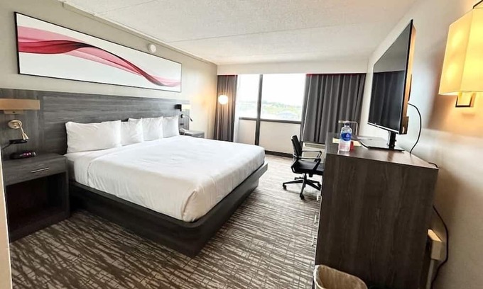 Cedar Rapids - Iowa City House | Master suite w/ private bathroom