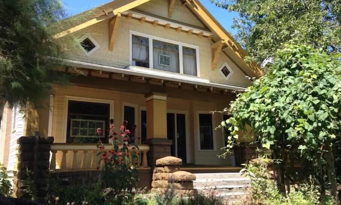 King Apartment | Cozy, comfortable 3-room "suite" in vibrant Alberta/Mississippi neighborhood.