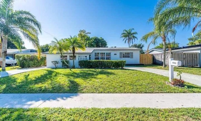 Driftwood Apartment | 3 Bedroom 808622 by Houzlet