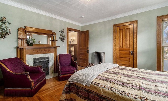 Manistee Bed & Breakfast | The Chandelier Bed & Breakfast ROOM#3