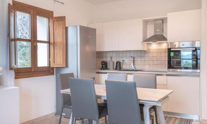 San Pantaleo Apartment | Apartment 'Appartamento Mountain View' with Mountain View, Wi-Fi and Air Conditioning