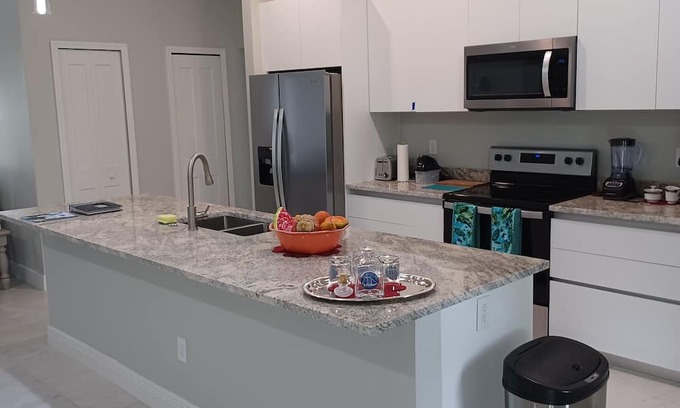 Summerfield House | 3 Miles to Villages/Near Lake Weir/Fishing/Boating. Brand New Custom Family home