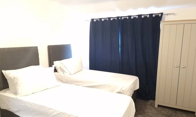 Oldbury House | Walker Lodge, located in a serene environment. Rooms are equipped and cosy.