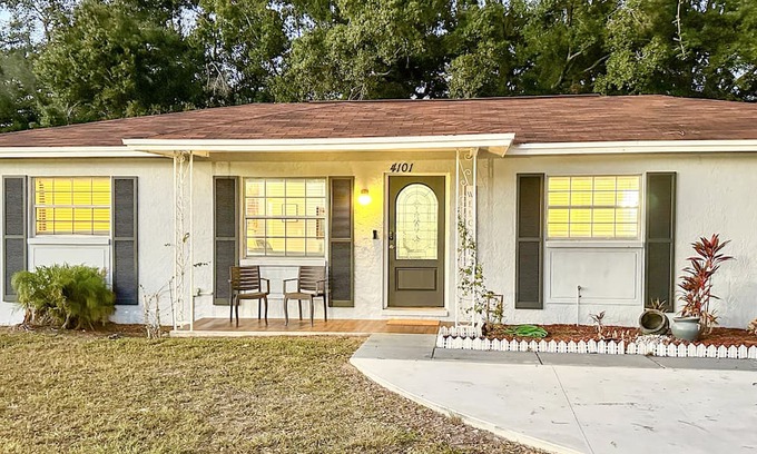 Carver City - Lincoln Gardens House | Ideal Location near Airport & Stadium | Veranda Dining & Hammocks