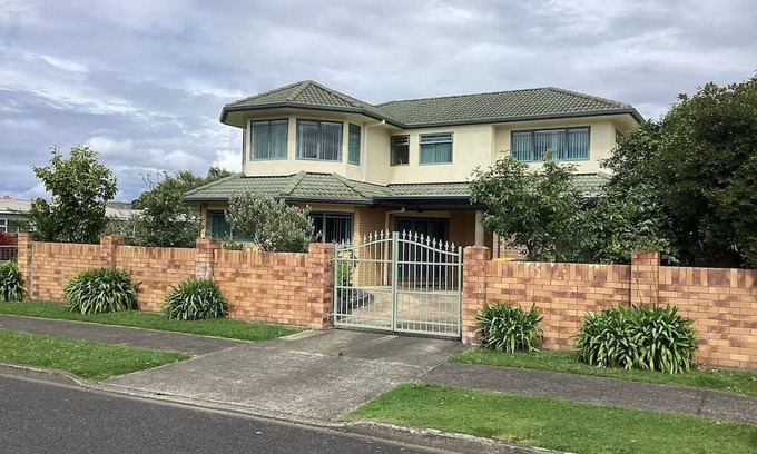 Whakatane House | The Palms.