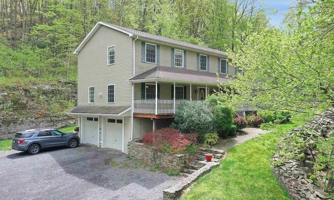 Town of Lloyd House | Cozy mountain getaway in the Hudson Valley