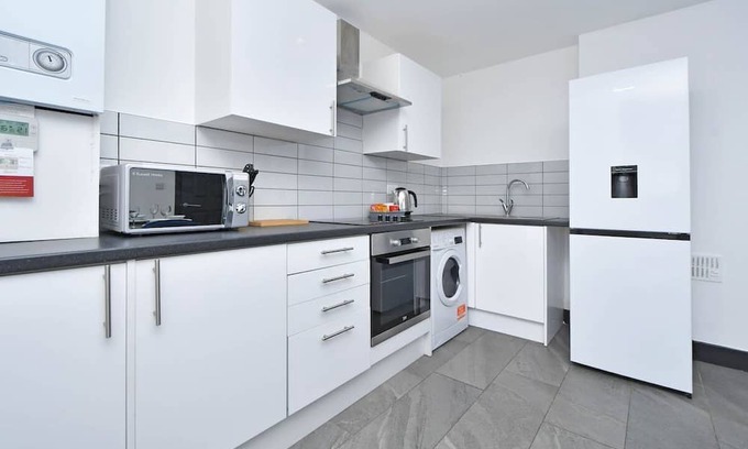 Stoke-on-Trent House | Adventure Place: Spacious En-Suite Doubles with Gorgeous Decor
