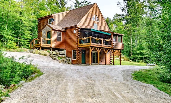 Greenwood Ski Chalet | Luxury Woodland Retreat with both lake/ski slope access, Yr home away from home