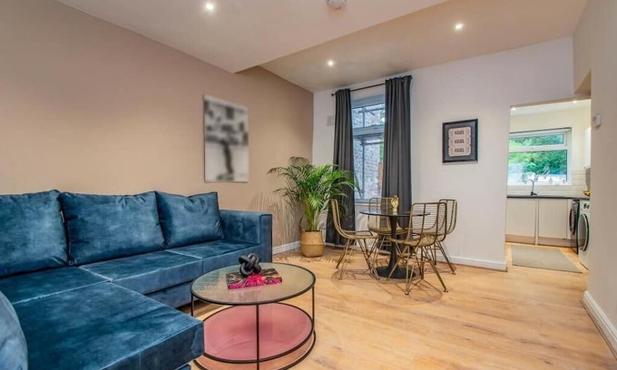 Bolton Apartment | Newly refurbished, commuter friendly, fast WiFi