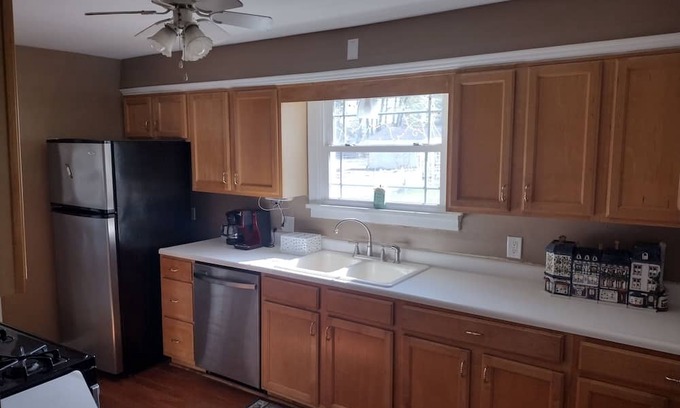 Mishawaka House | Cozy home 6 miles to Notre Dame University and 9 miles to the South Bend Airport