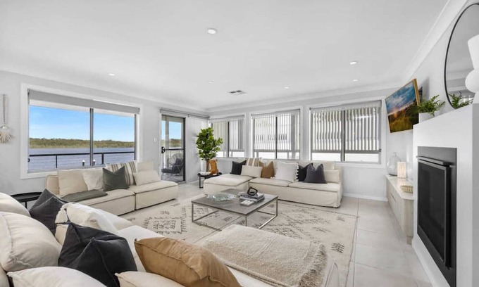 Erowal Bay House | Sunset Waterfront with 3pm Checkout