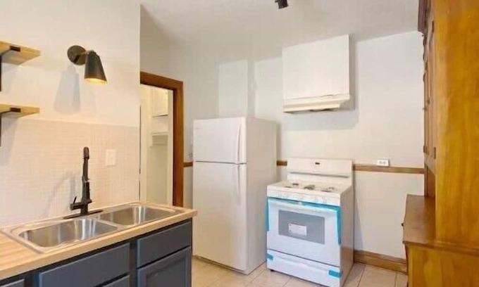 Victory Apartment | Cozy Stylish Renovated & Convenient 2bd Apartment for Monthly Stays
