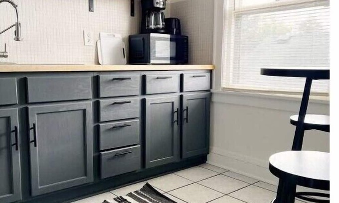 Victory Apartment | Calm Relaxed Renovated 2bd Apt in Convenient Location. Monthly Stays.