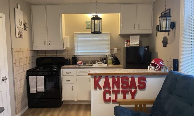 Riverview Apartment | Cozy Studio in Strawberry Hill