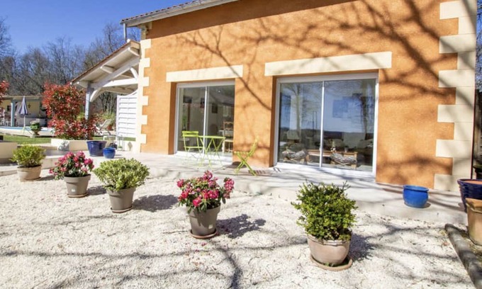 Pomport Cottage | Cottage 'La Villa Du Mas Des Chênes' with Private Pool, Private Terrace and Wi-Fi