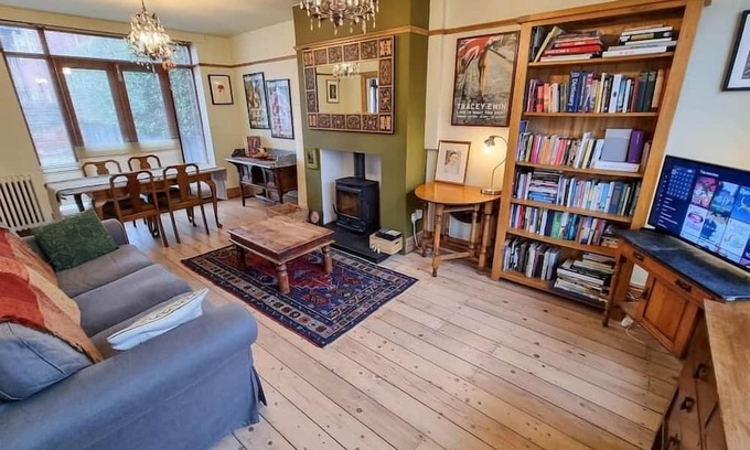Chorlton-cum-Hardy House | Free Parking: Chorlton Home
