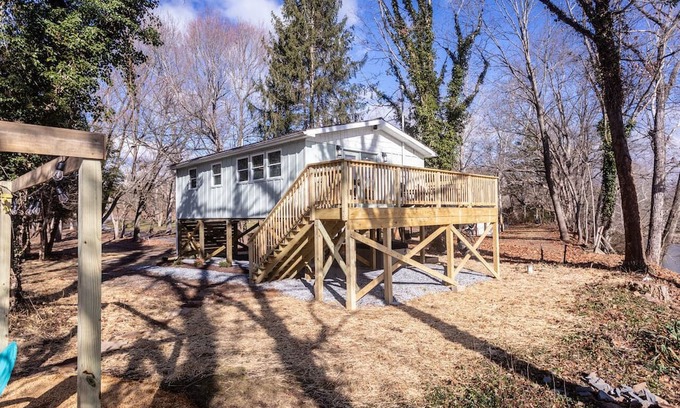 Elkton House | Riverfront with 2 homes featuring 7 bedrooms Outdoor Pavilion 2 Hot Tubs Fire Pit and Pool