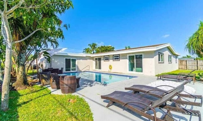 Sunset Apartment | 5 Bedroom 709602 by Houzlet