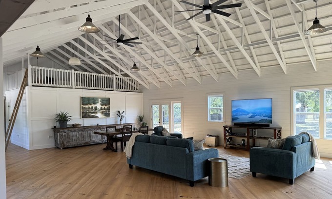 Pauls Valley Other | Cozy farmhouse in the country! Beautiful all-new furnishings and gorgeous views!