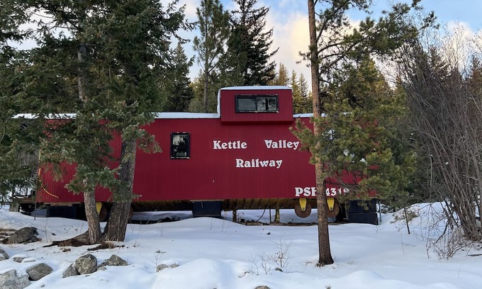 Okanagan-Similkameen Cabin | Osprey Lake Caboose beside the Kettle Valley Railway and 2 mins from Osprey Lake