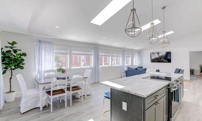 Historic Hill Condo | Elegant Thames St. Loft w/View of Town and Harbor