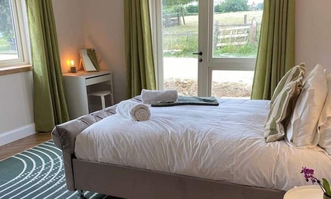 Earls Barton Hotel | Charming ensuite room own entrance and guestlounge