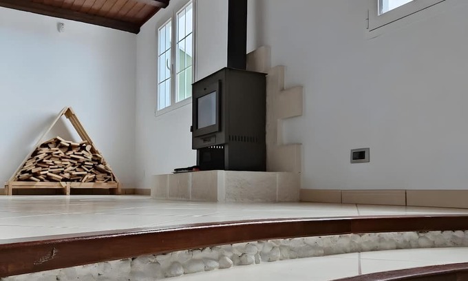 Montijos Cottage | 'Casa' with Balcony and Wi-Fi