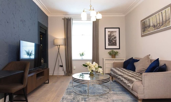 Troon Apartment | Cosy 1-Bedroom Flat, Walk to Beaches