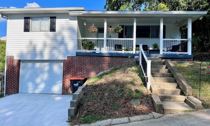 Coal Grove House | Modern Comfort Near KDMC: 3BR Home w/Workspace & Coffee Bar