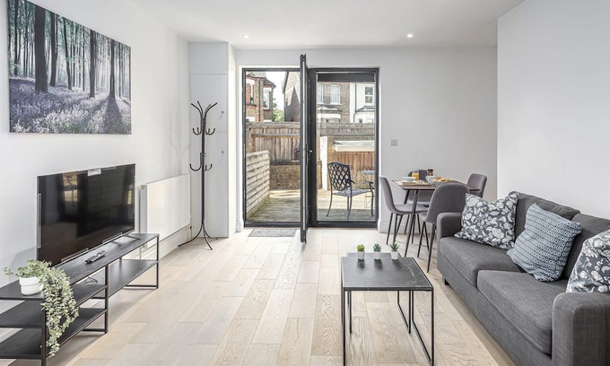 Bickley Apartment | Stylish Bickley Home Near London by StayStayStay