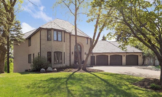 Eden Prairie House | Spacious 5-bedroom house with fitness room and AC in beautiful Eden Prairie